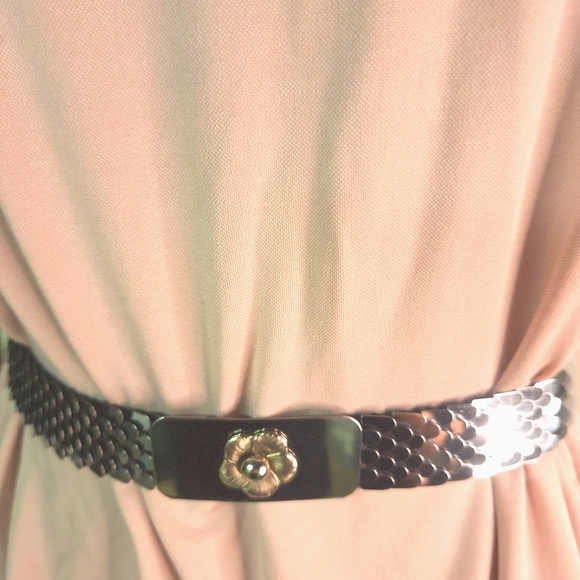 Silver Metal Dragon Scale Stretch Belt w/ Flower. Size Small - Picture 2 of 6
